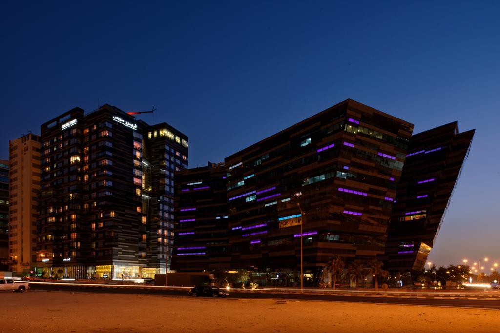Fraser Suites Doha Exterior photo The complex at night
