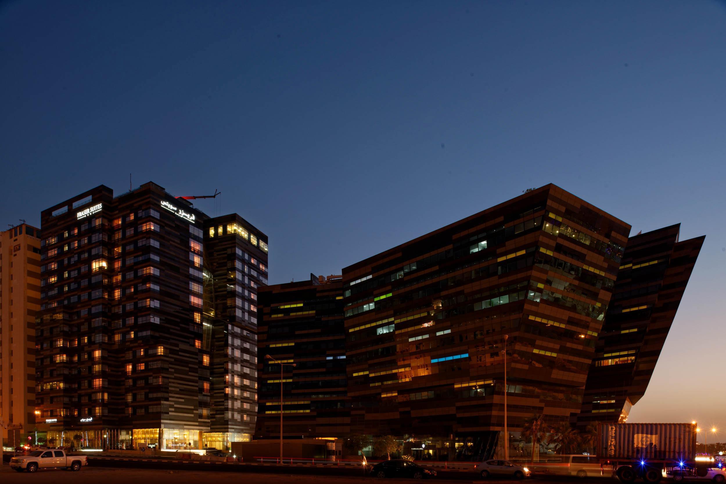 Fraser Suites Doha Exterior photo The complex at night